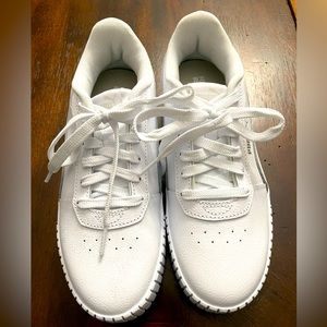 Puma Ladies tennis shoes.  Size 6.5